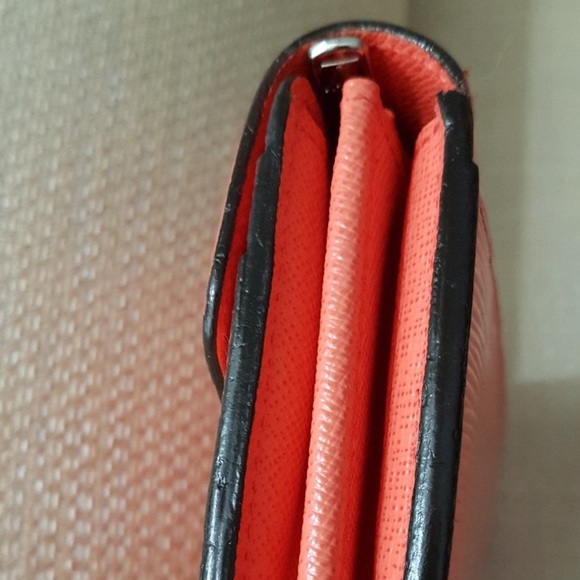 Authentic Louis Vuitton Sarah Wallet in Epi Leather Colour: Poppy Petal - Picture 6 of 10